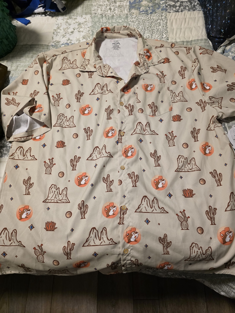Buc-ee's Men's Beige Desert Print Short-Sleeve Button-Up Shirt